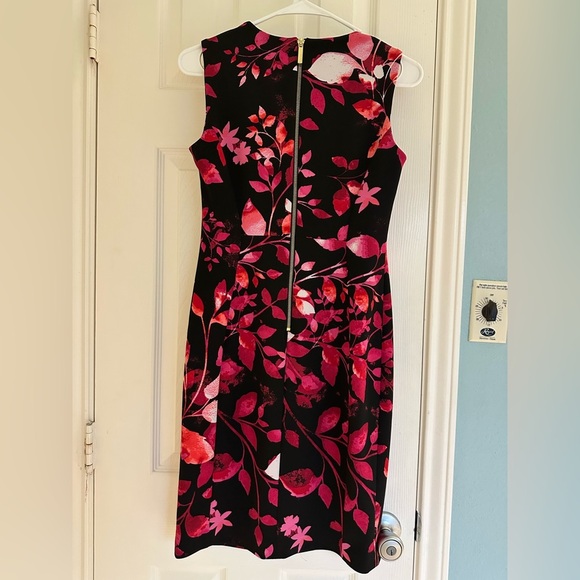 Calvin Klein Red Black Floral Crepe Sheath Dress size 6P. - Picture 2 of 4
